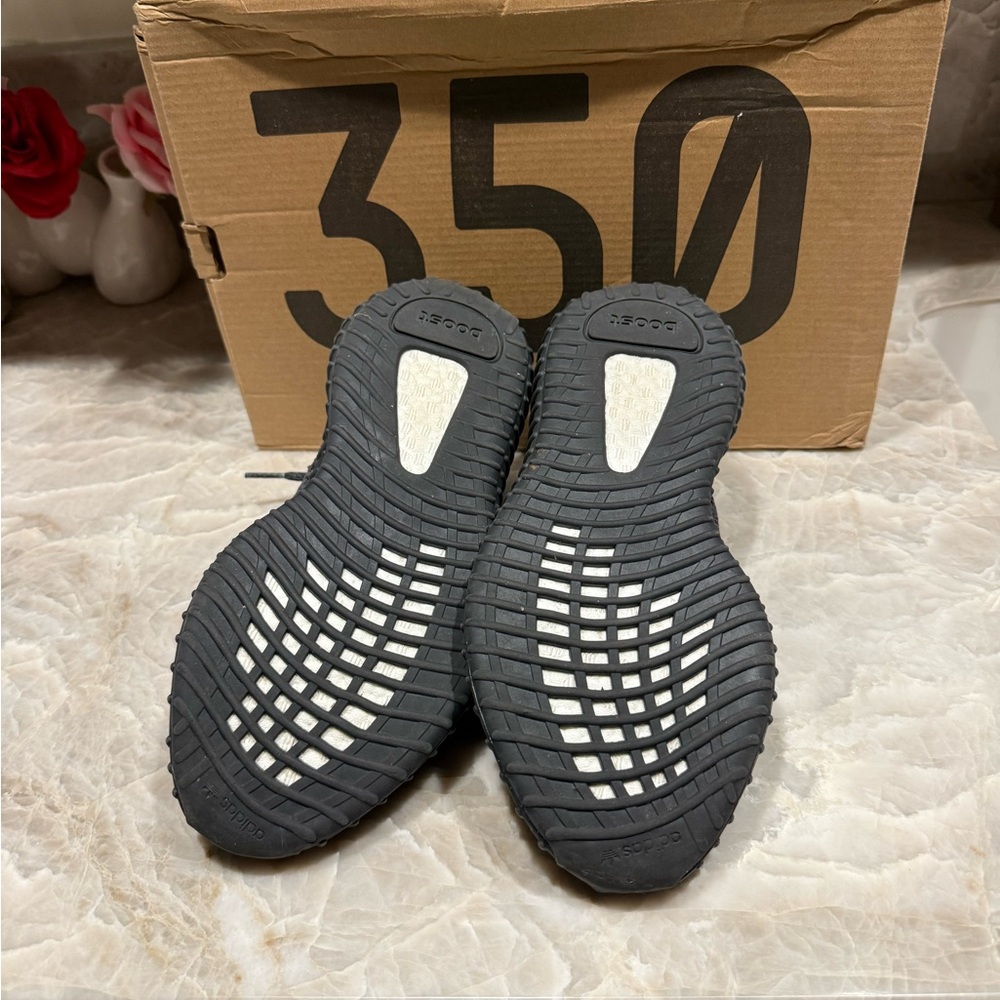 Yeezy Boost 350 V2 in Charcoal Black - Picture 4 of 4
